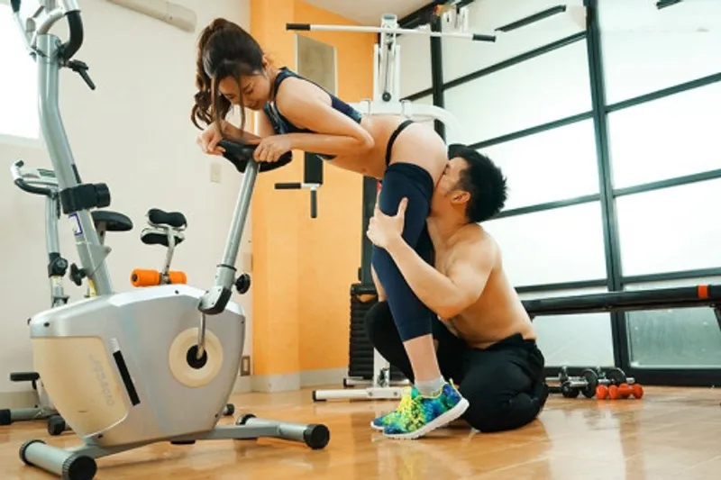 Xin ông chồng đi tập gym, vợ vụng trộm với anh pt