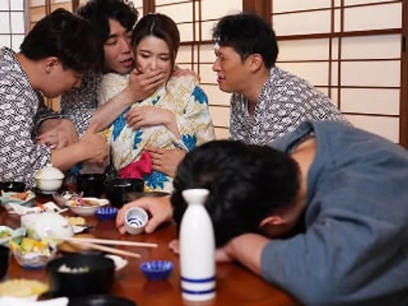 đưa bà xã đi suối nước nóng, anh xã không biết người vợ bị người khác nện sấp mặt