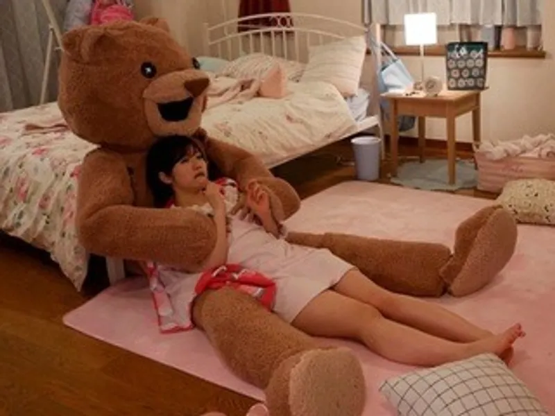 Chú ghệ nhồi bông và em học sinh nữ ngây thơ