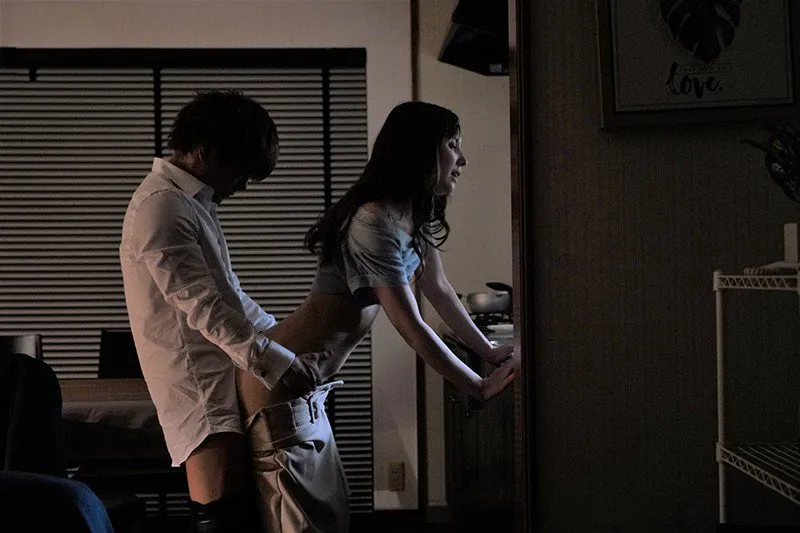 Sếp đi làm ăn, cậu nhân viên đến nhà phang cô vợ ông ấy