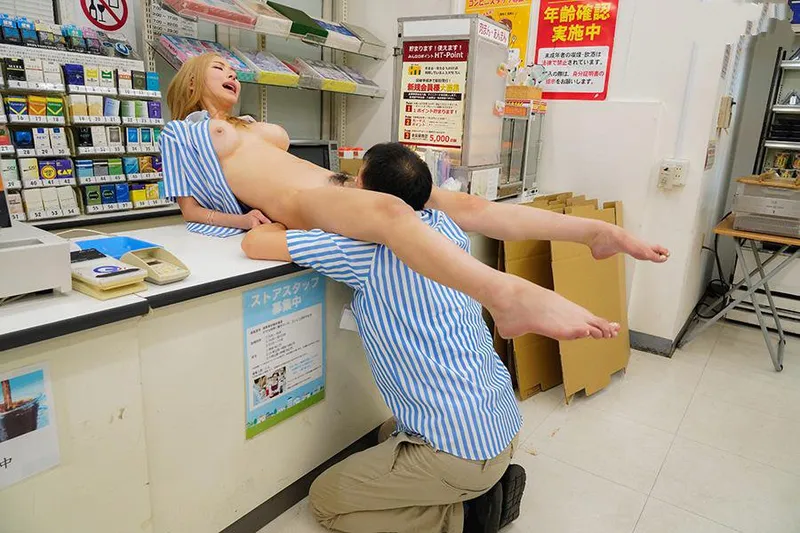 Anh tiền bối tống tình bé xinh ngổ ngáo của chủ cửa hàng tiện lợi