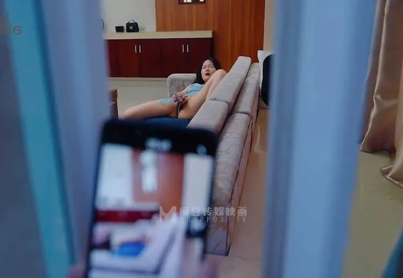 đột nhập chịch em nhà cạnh bên đang thủ dâm