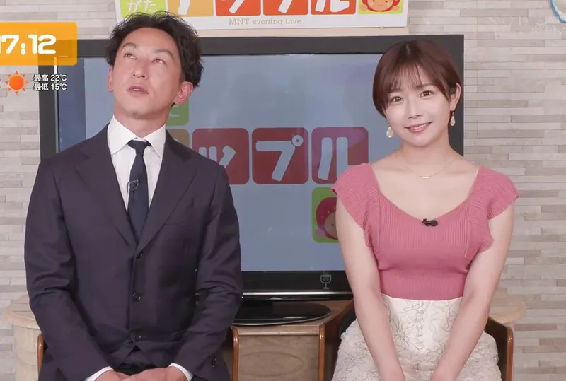 Nữ mc truyền hình xinh đẹp luôn trực tiếp với một chiếc bím đang ướt sũng