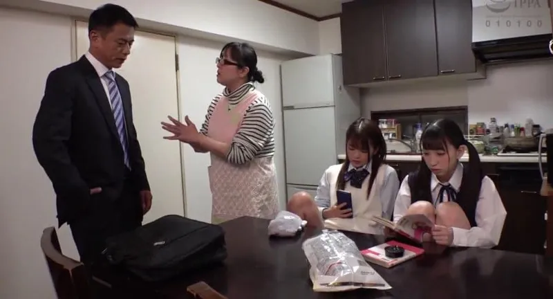 Ngày đầu gặp mặt bố dượng đã phang 2 ái nữ riêng của vợ